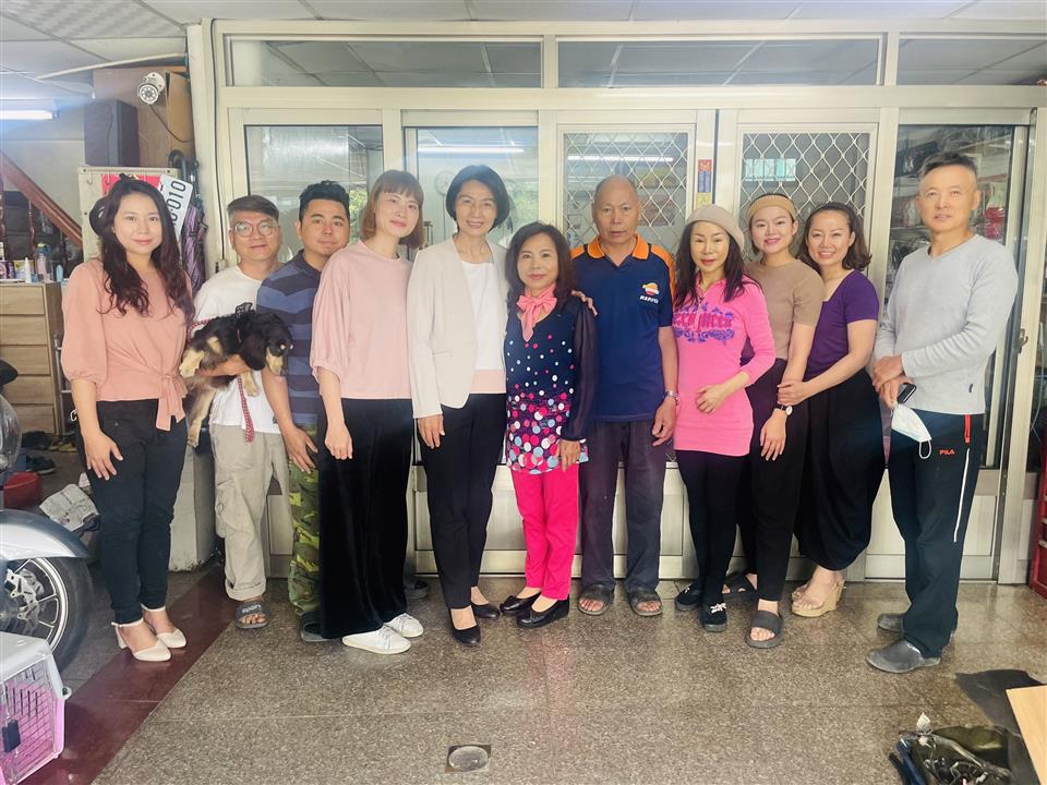 04月份鎮政活動剪影1110406黃鎮長母親節到宅祝賀，祝福模範母親，母親節快樂！